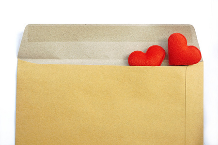 红色的心，在打开的信封