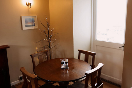木制圆桌和椅子在饭厅里, 墙上的自然图片, 门, 胡椒磨, 盐, 家具, 家, 舒适