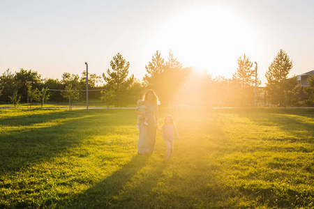 母亲和两个儿子图片
