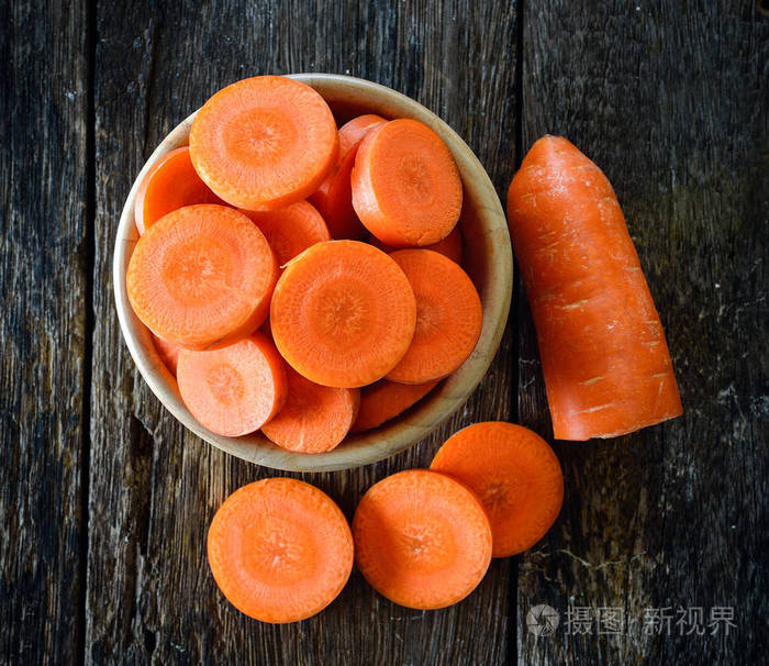 木碗里的胡萝卜片