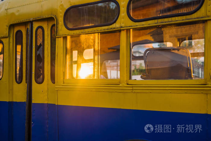 老蓝色公共汽车与黄色元素。博物馆展出的技术展览会。夏季日