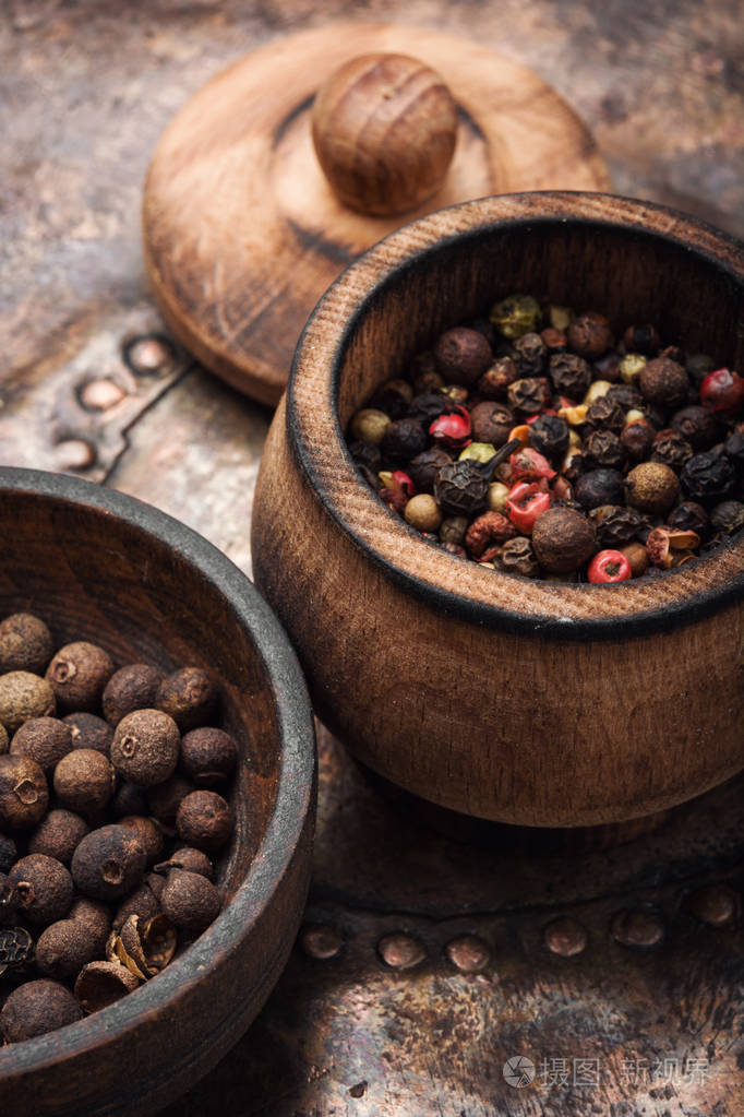 胡椒在辣椒盒的复古背景香料