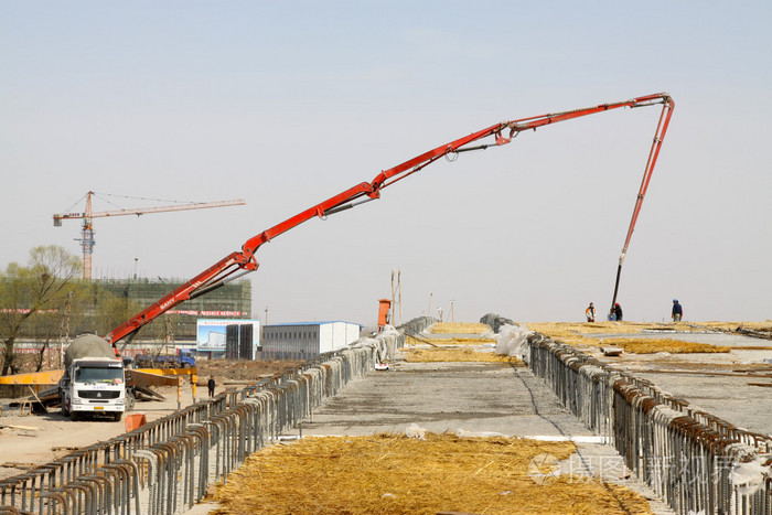 浇筑水泥桥施工现场的车辆