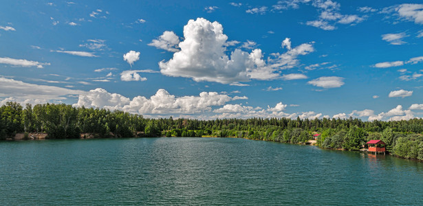 湖中美丽的云彩