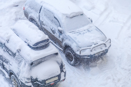 大雪中停放的汽车下雪