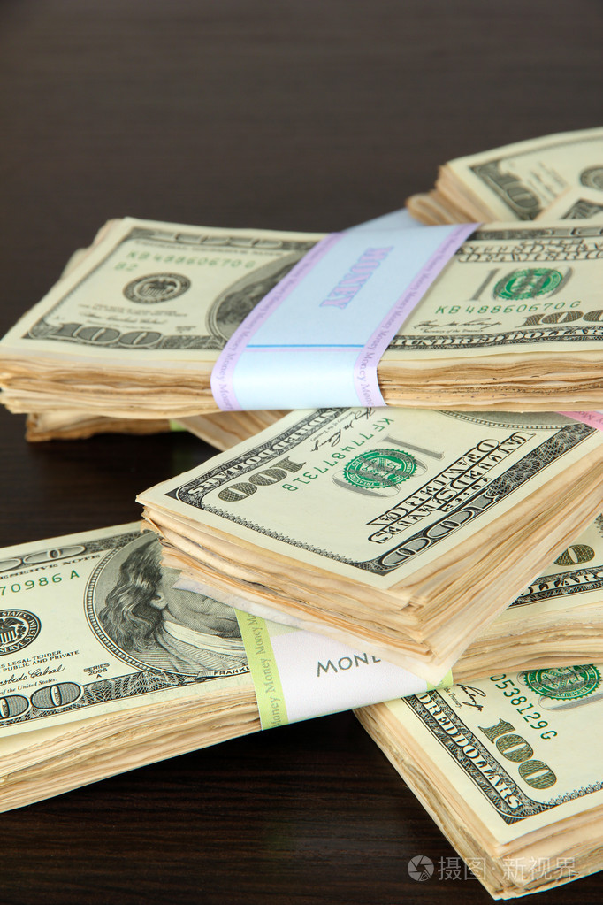 成堆的木桌上的钱