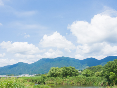 夏季的天空和山