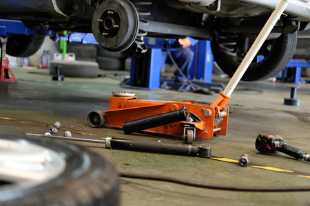 刹车盘和车轮轮毂轴在汽车维修保养。汽车修理车在车库更换轮胎