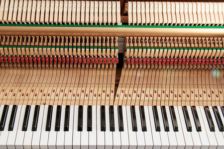 关闭大钢琴钥匙和内部显示弦, 锤子和结构背景的图像