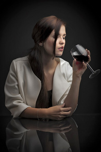 魅力的杯红酒的女人的画像图片