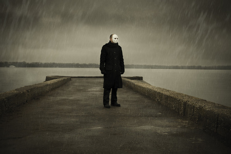 河附近的白色面具的男人照片