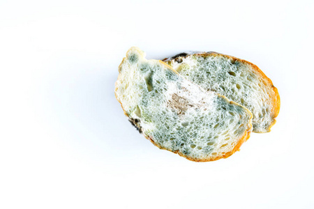 过期面包与模具.在白色背景上与修剪路径隔离, 顶部视图照片
