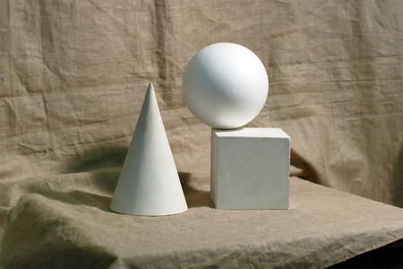 石膏几何用石膏绘制几何图形的静物教学照片