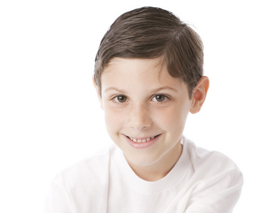 关闭了鸵鸟的头关闭了微笑的白人小男孩头像照片