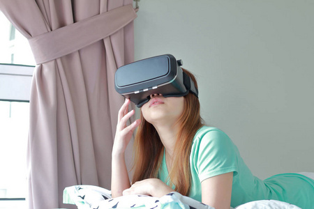 在家里戴虚拟现实眼镜的年轻女子