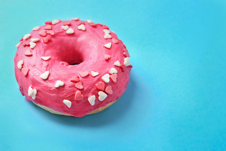 美味的粉红色甜甜圈在颜色背景