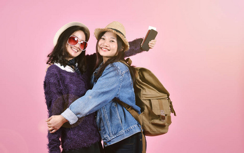 愉快的旅游女友聚会和拥抱在机场, 年轻的亚洲旅行者一起乐趣, 假日和旅行概念