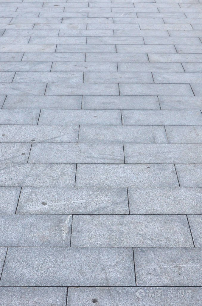 一大块花岗岩砖铺成的方形碎片