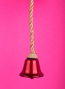 圣诞装饰品一个粉红色背景的红色铃铛