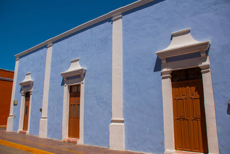 殖民建筑在旧金山 de 坎佩切, 墨西哥。街道与五颜六色的房子门面