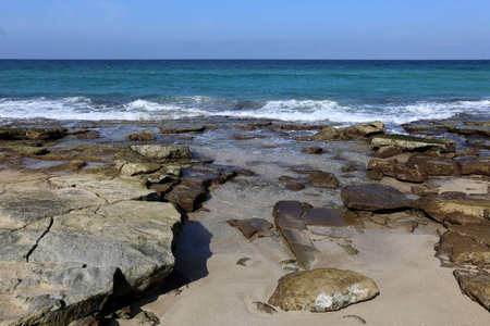 石头躺在地中海沿岸的一个开阔的公园里。