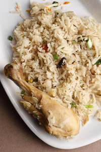 鸡 biryani 是基于香米和鸡肉菜