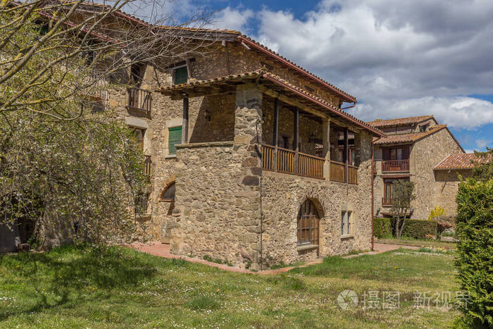 西班牙古村落美丽的老石屋
