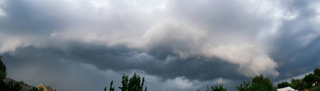 极端雷暴架子云彩。恶劣天气夏季景观