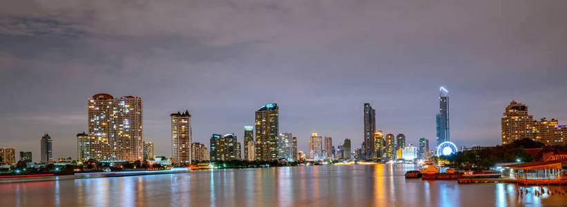 泰国河前现代建筑的曼谷城市景观。美丽的夜景的河流, 市中心的建筑, 天空和白云在泰国。亚洲旅游和旅游。曼谷现代办公室