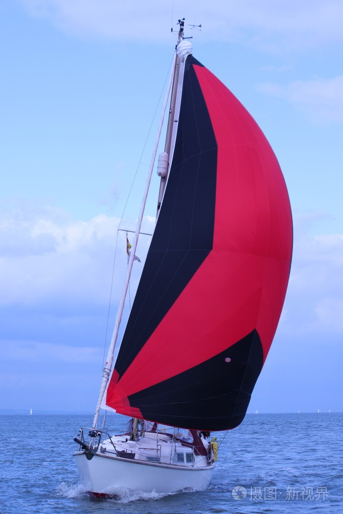 红色和黑色的三角帆帆船帆船