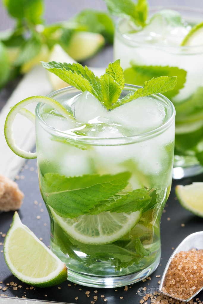 新鲜的莫吉托鸡尾酒特写