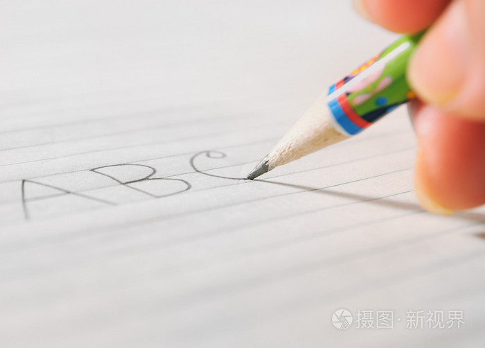 由一支铅笔在纸上写