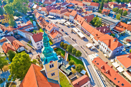 Samobor 主广场和教堂塔鸟瞰图, 北克罗地亚