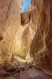 塞浦路斯 Avakas 峡谷阳光明媚的岩石