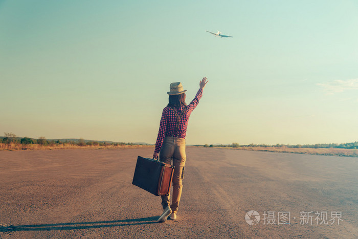 旅客女人挥动她的手向