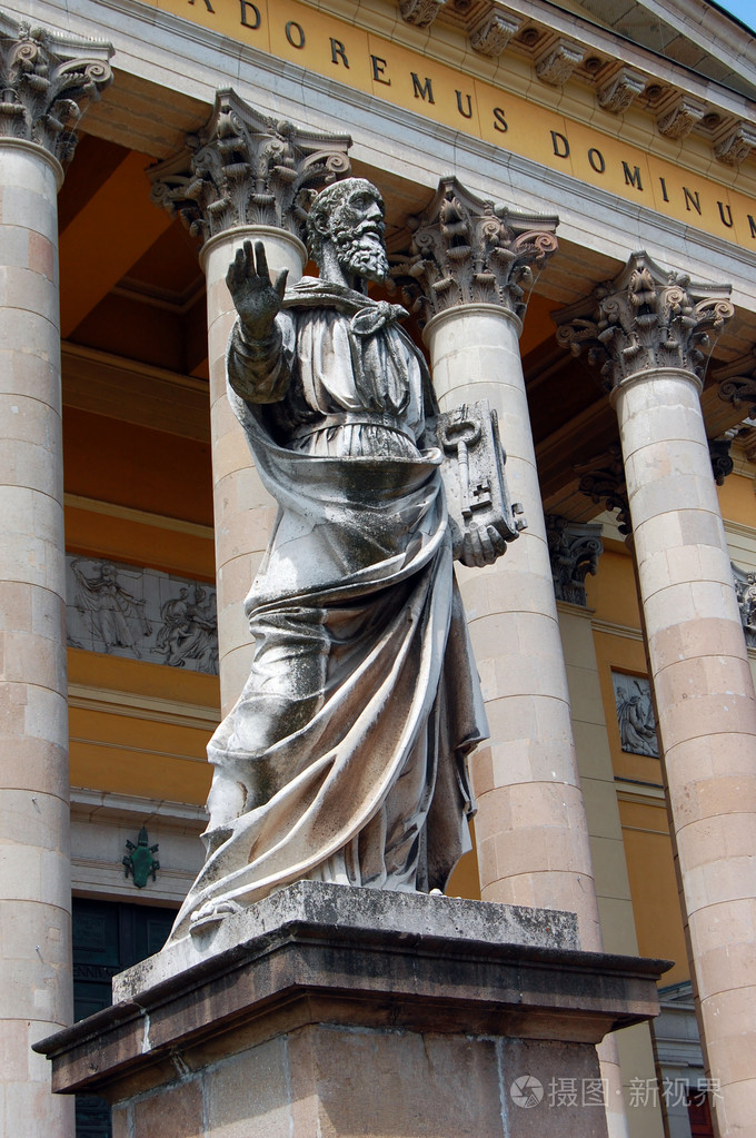 埃格尔,匈牙利在教堂门口的雕像