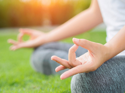 柔软的手特写女性瑜伽手指在柔软的焦点背景下与自然周围的手行动照片