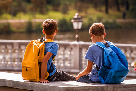 放学后的孩子, 坐在板凳上说话.