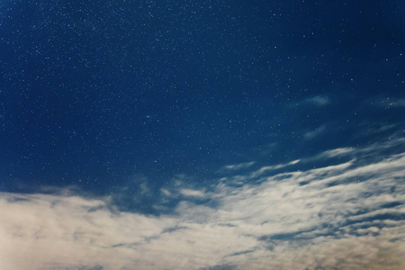 星空和云彩的夜空背景