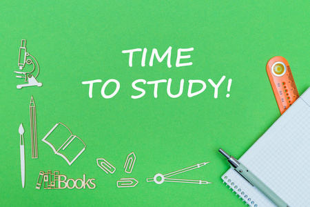 课文时间学习, 学校用品木制微缩, 笔记本带尺子, 钢笔放在绿色篮板上。