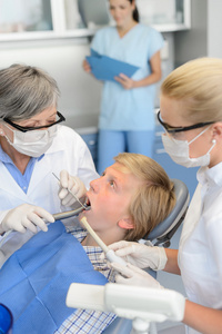 牙科医生护士牙科治疗青少年病人