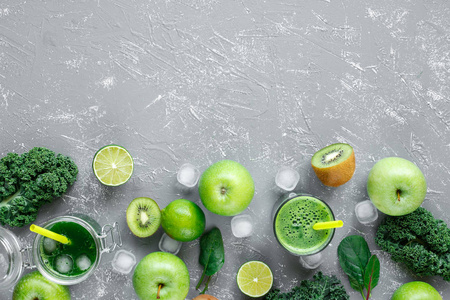 健康绿色的冰沙, 新鲜的绿色水果, 甘蓝和菠菜在灰色背景, 与复制空间