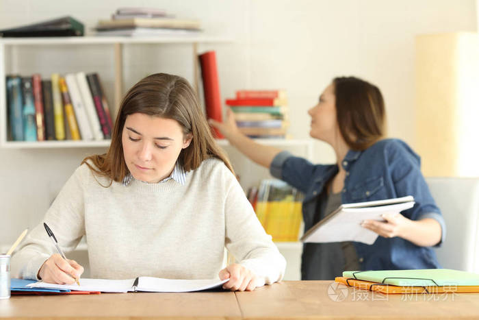 两名大学生在家学习