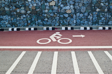 自行车在泰国海滩的道路上的标志