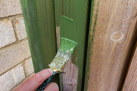 用绿色油漆粉刷木栅栏照片