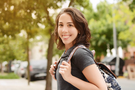 带背包的年轻学生女孩肖像