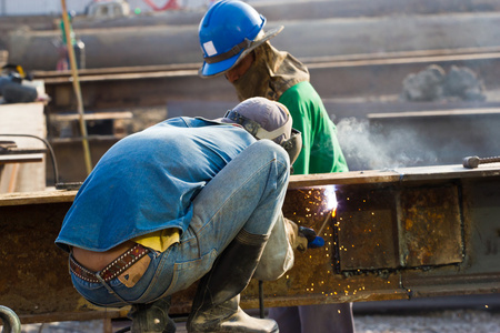 trabajadores al aire libre con mscara protectora de metal y las