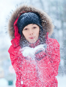 快乐的年轻女人戏剧与雪