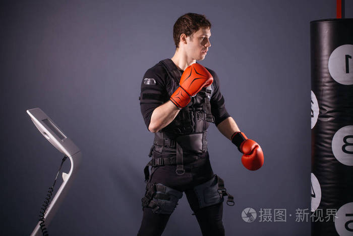 男子在拳击手套训练 电刺激拳击服照片 正版商用图片074h3v 摄图新视界 男子在拳击手套训练 电刺激拳击服照片 正版商用图片074h3v 摄图新视界
