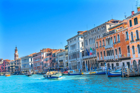五颜六色的大运河小船吊着威尼斯意大利